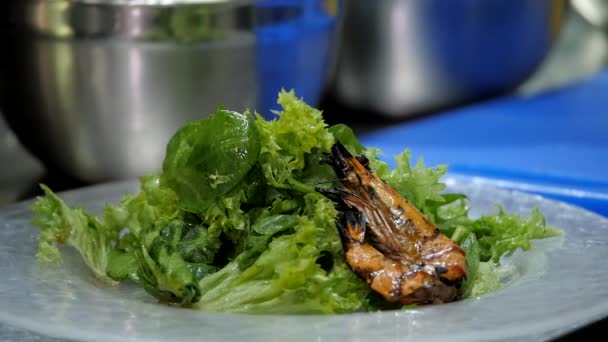 Жареные креветки на салате — стоковое видео