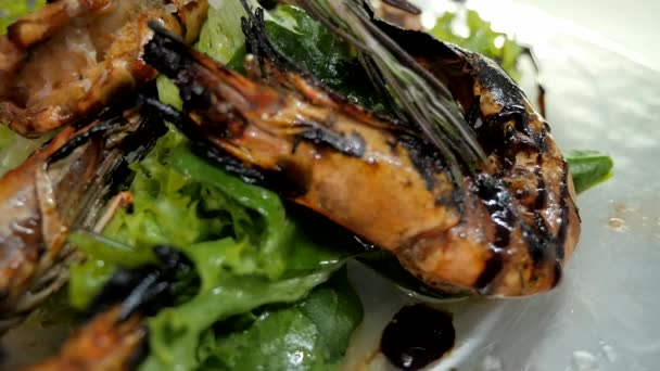 Crevettes de mer cuites au four juteuses — Video