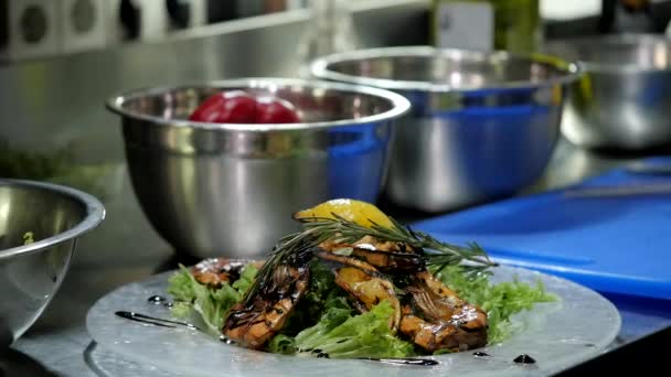 Faire une assiette de crevettes — Video