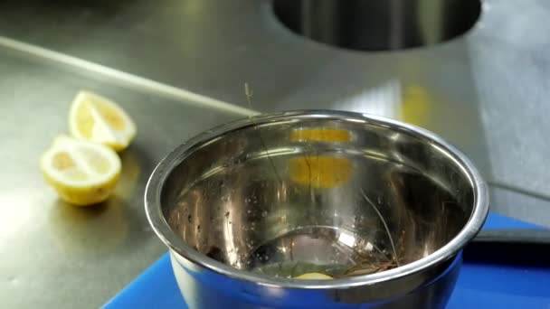 Matlagning av citron-vin sås — Stockvideo