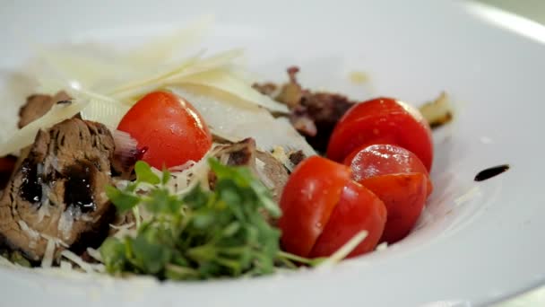 М'ясо барбекю зі свіжими помідорами — стокове відео