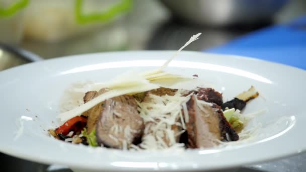 Decoración de plato de carne con ensalada de berros — Vídeos de Stock