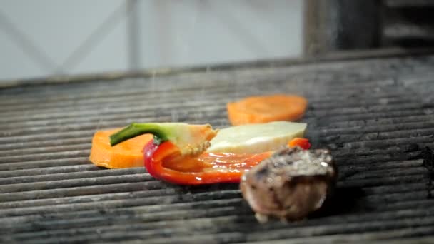 Cuocere la carne con verdure alla griglia — Video Stock