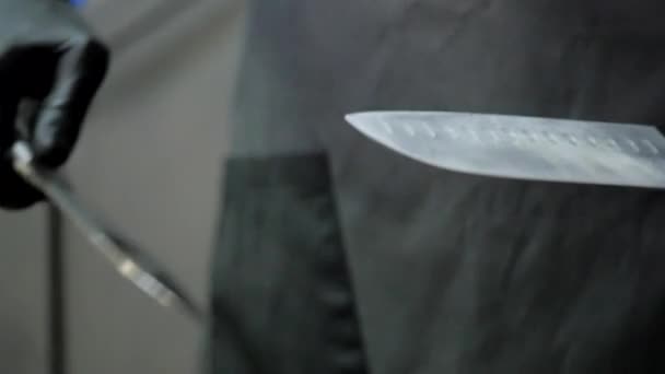 Кухарка загострює ножі — стокове відео