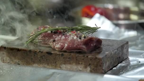 Emballage de pierre chaude avec de la viande dans une feuille — Video