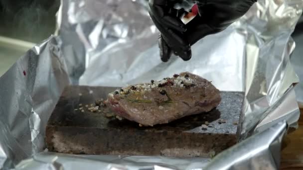 Añadir especias a la carne — Vídeos de Stock
