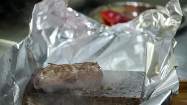 Cocinar carne de cerdo en una piedra — Vídeos de Stock