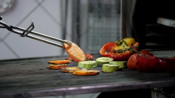 Cucinare verdure grigliate nel ristorante — Video Stock