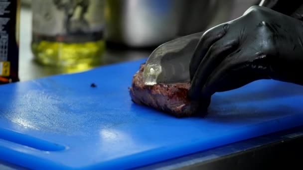 Zubereitung für Steak in Scheiben schneiden — Stockvideo