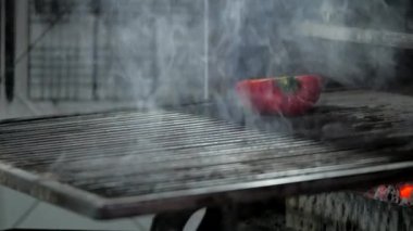 Sebzeleri ızgaraya koyuyorum.