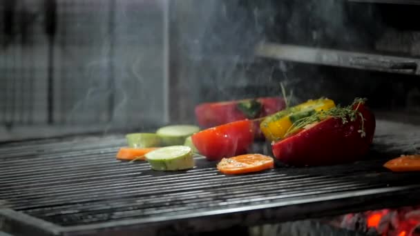 Zelenina se peče v Josperu — Stock video