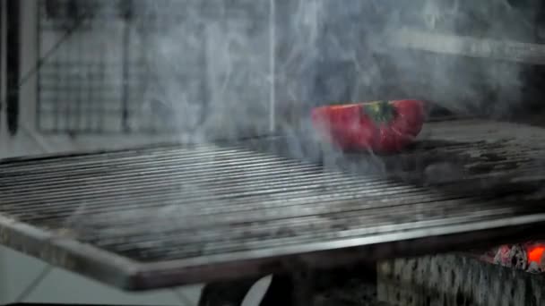 Umieszczanie warzyw na grillu — Wideo stockowe