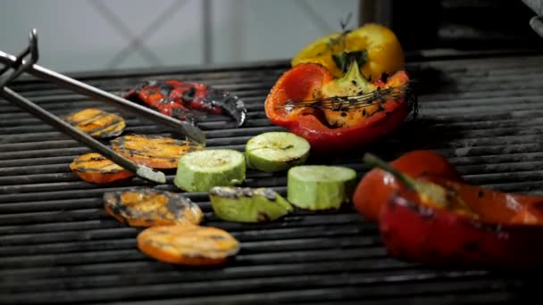 Обжарка овощей на угле — стоковое видео