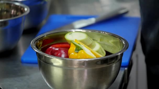 Sole Cooka Warzywa i Wylewa Olej — Wideo stockowe