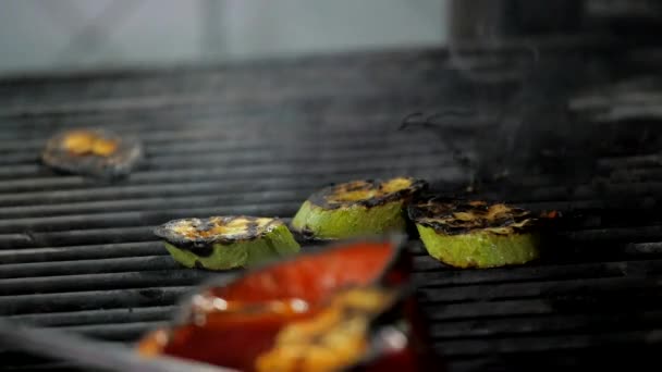 Wychodzenie smażone warzywa z grilla — Wideo stockowe