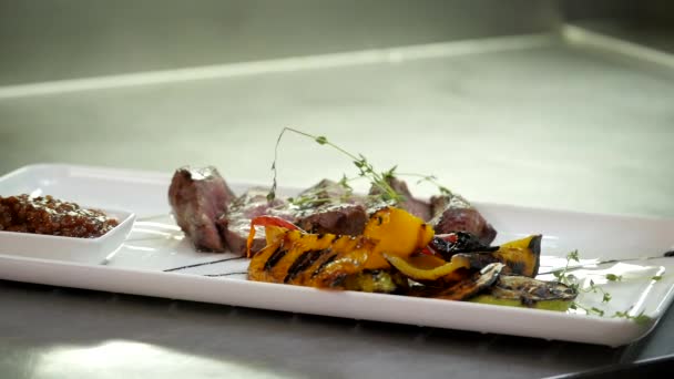 Нарезанный бифштекс с овощами — стоковое видео