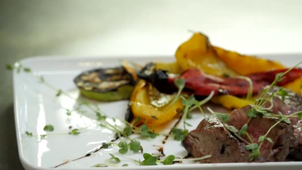 Стейк Fiorentina с овощами на гриле — стоковое видео