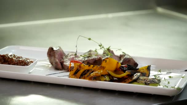 Ajouter de la verdure au plat de viande — Video