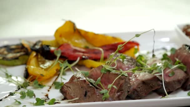 Мясо с овощами на гриле — стоковое видео
