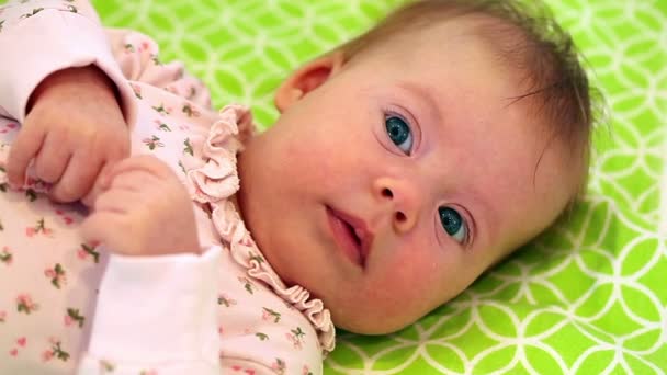 Şirin Bir Bebek Bebek Etrafına Bakıyor Sonra Gülümsüyor Gülüyor — Stok video