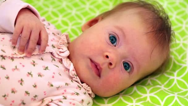 Een Schattige Kleine Baby Baby Kijkt Rond Dan Lacht Lacht — Stockvideo