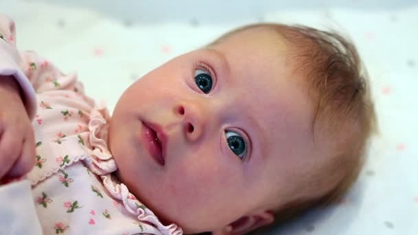 Ένα Χαριτωμένο Μικρό Μωρό Μωρό Κοιτάζει Γύρω Και Στη Συνέχεια — Αρχείο Βίντεο