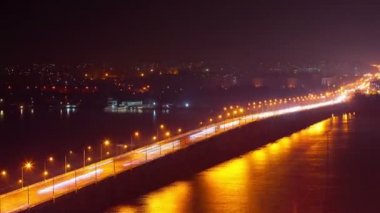 gece şehir. nehir manzara. Timelapse.
