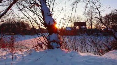Nehir manzarası, gün batımı. yavaş çekim.