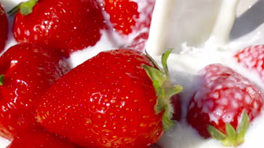 Çilekli süt. Ağır çekim.