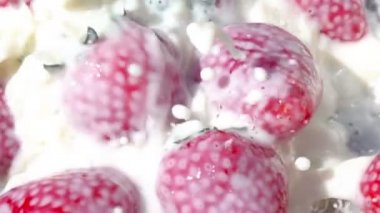 Çilekli süt. Ağır çekim.