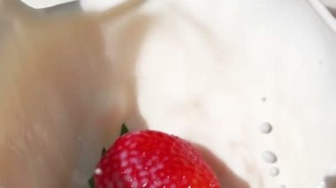 Çilekli süt. Ağır çekim.