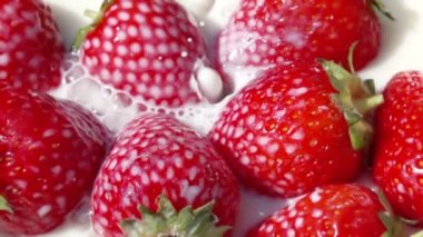 Çilekli süt. Ağır çekim.