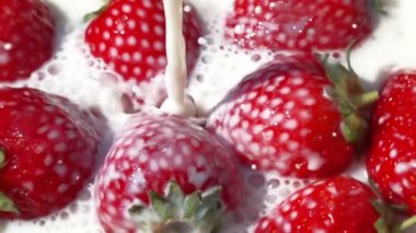 Çilekli süt. Ağır çekim.