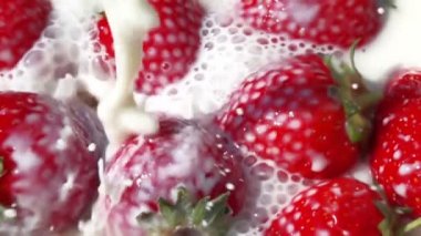 Çilekli süt. Ağır çekim.