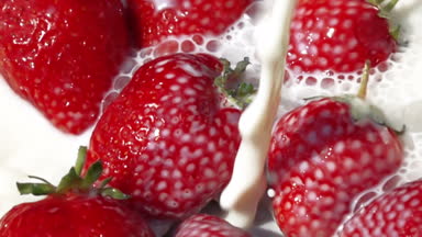 Çilekli süt. Ağır çekim.