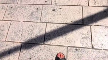 Adamın biri kaldırım girer