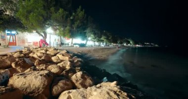 Tucepi, Hırvatistan - 18 Ağustos 2018: Sahil şeridinin deniz manzarası