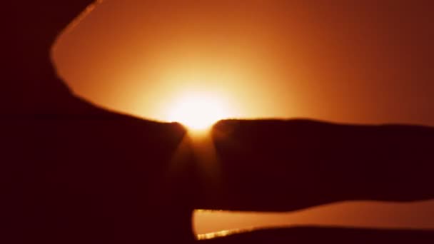 La main touche le soleil 