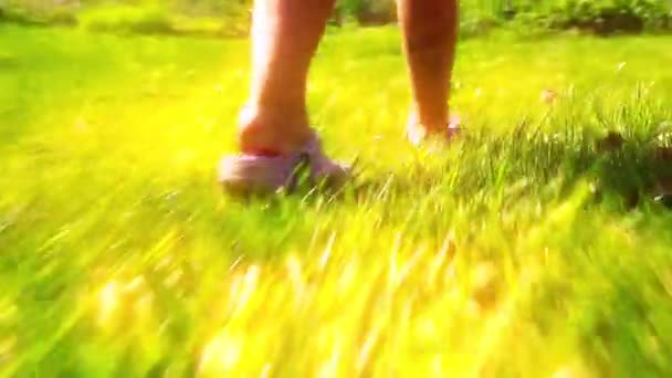 Chica Corriendo Verde Hierba — Vídeos de Stock