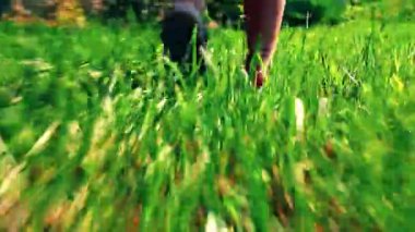 yeşil çimenler üzerinde çalışan kız