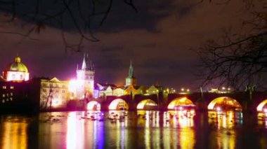 Prag'da kale ve Charles köprüsü ile gece 4k Uhd timelapse.