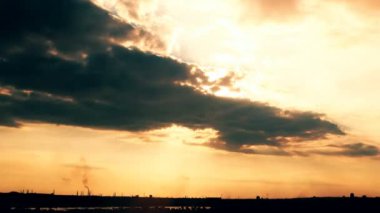 4K gökyüzü ve bulutlar. Gün batımı. zaman ayarlı.
