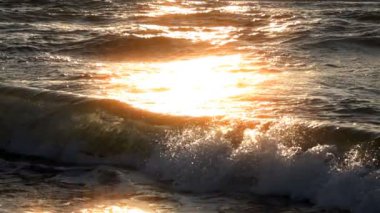 Denizde gün batımı. deniz dalgaları ağır çekimde.