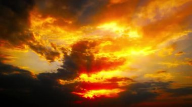 Gün batımında gökyüzü ve bulutlar 4K