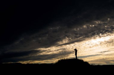 Fotoğrafçı silüeti arka ışık
