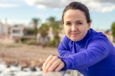 Kadının açık havada germe yapması