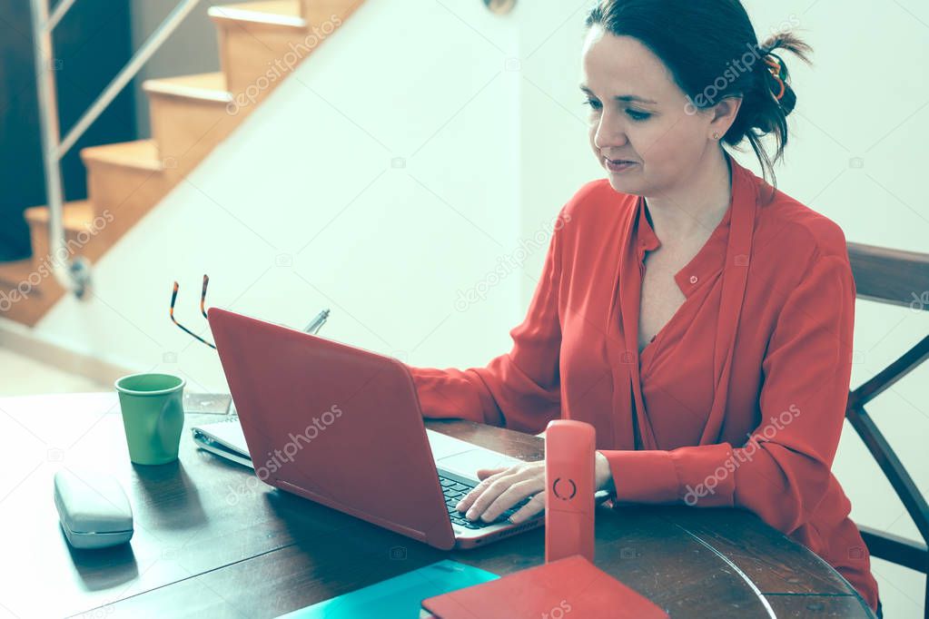 Mujer con ordenador portatil