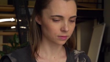 güzel kadın ustası kil döşeme kil dolly atış haddeleme için bir aygıt kullanır