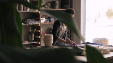 bir desen ve kabartma dolly atış ustası oluşturur