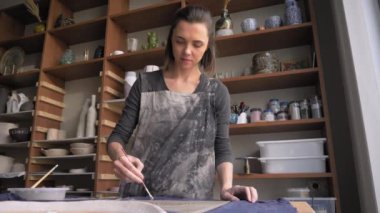 bir desen ve kabartma dolly atış ustası oluşturur